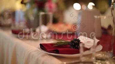 圣诞<strong>婚宴大厅</strong>内部细节与装饰和桌子设置在餐厅。 冬季装饰